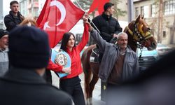 Dünya şampiyonu boksör Elif Nur Turhan, Bayburt'ta coşkuyla karşılandı