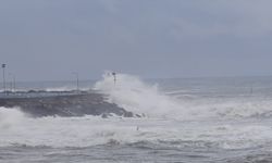 Düzce'de kuvvetli rüzgar nedeniyle dalga boyu yükseldi