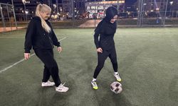 Farklı mesleklerden kadınlar her hafta halı sahada buluşuyor