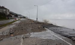 Fırtına nedeniyle Karadeniz'de oluşan dalgalar Kastamonu'da sahil şeridine zarar verdi
