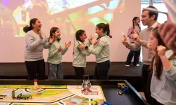 Geleceğin mühendis kızları, yaratıcılığı İzmir'de teknolojiyle buluşturdu