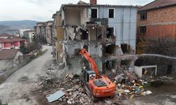 Karabük'te doğal gaz kaynaklı patlama meydana gelen binanın yıkımına başlandı
