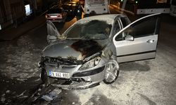 Karabük'te duvara çarparak alev alan otomobil kullanılamaz hale geldi