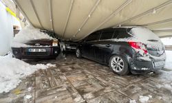Karabük'te kar nedeniyle çöken garaj çatısı 3 otomobile zarar verdi
