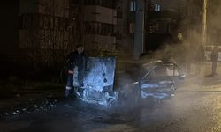 Karabük'te park halindeki otomobil yandı