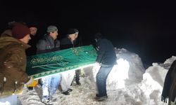 Kastamonu'da kar nedeniyle kapanan köy yolu cenaze için açıldı