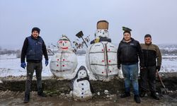 Kastamonu'da sanayi esnafı yaptıkları kardan adamın gövdesini iş makinesiyle taşıdı