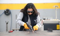 Makine mühendisliği öğrencisi İkra Özdemir babasının kaynakçı atölyesini devralmaya hazırlanıyor