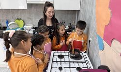 Öğrenciler gündelik yaşam pratiklerini eğlenerek ve yaşayarak deneyimliyor