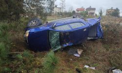 Samsun'da devrilen otomobilin sürücüsü yaralandı