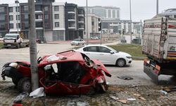 Samsun'da kamyon ile otomobilin çarpıştığı kazada 4 kişi yaralandı