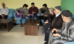 Sinop'ta gönüllü üniversite öğrencilerinden huzurevi sakinlerine müzikli motivasyon