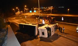 Sinop'ta kömür yüklü tır devrildi, 2 kişi yaralandı