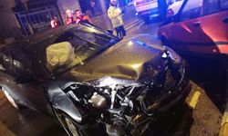 Sinop'ta park halindeki araçlara çarpan otomobilin sürücüsü yaralandı