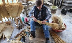 Süpürge üretimi Gökçeoluk köyündekilerin gelir kapısı olmaya devam ediyor