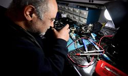 'Tek elle' sarıldığı mesleğinde fotoğraf makinelerine hayat veriyor