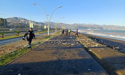 Trabzon'da fırtınada sahile vuran atıklar temizlendi