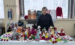 Ünlü sanatçıların giyim tarzını oyuncak bebek elbiselerine uyarlıyor