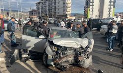 Zonguldak'ta iki otomobilin çarpıştığı kazada 7 kişi yaralandı
