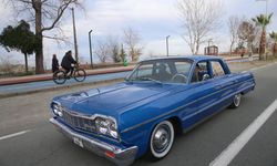 1964 model klasik otomobil Rize sokaklarında ilgi görüyor