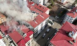 Artvin'de 7 katlı binanın çatısında çıkan yangın söndürüldü