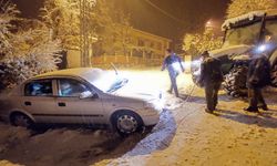 Asarcık'ta kar nedeniyle yolda kalan vatandaşın aracı traktörle kurtarıldı