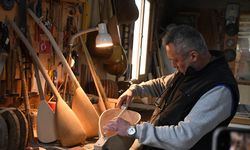 Ata yadigarı atölyede ürettiği el yapımı bağlamalarla 'Anadolu'nun sesi'ni geleceğe taşıyor