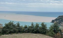 Bartın'da ırmağın taşıdığı çamurlu suyla denizin rengi değişti