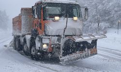 Bolu Dağı'nda kar yağışı nedeniyle ağır tonajlı araçların geçişine izin verilmiyor