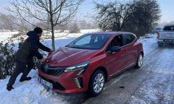 Bolu'da kara saplanan otomobili ormancılar kurtardı