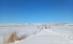 Bolu'da Yeniçağa Gölü'nün yüzeyi buz tuttu