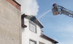 Boyabat'ta bir binanın çatısında çıkan yangın söndürüldü