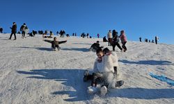 Çorum'da çocuklar tepsi ve plastik bidonlarla kayarak eğlendi