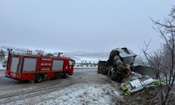 Çorum'da devrilen tırın sürücüsü yaralandı