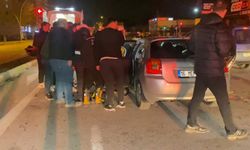 Çorum'da kırmızı ışıkta bekleyen çekiciye çarpan otomobilin sürücüsü yaralandı