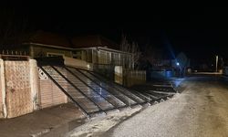 Çorum'da kuvvetli rüzgar nedeniyle elektrik telleri koptu, ağaçlar devrildi