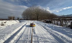 Düzce'de çocuklar yılın ilk gününde beyaz örtünün keyfini çıkardı