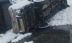 Düzce'de kanala devrilen pikaptaki 2 kişi yaralandı