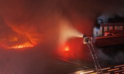 Düzce'de strafor fabrikasında çıkan yangına müdahale ediliyor