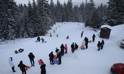 Ilgaz Dağı'ndaki kayak merkezinde kayakseverler yoğunluk oluşturdu