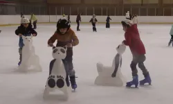 İstanbul'da Maltepeli çocuklar buz pistinde