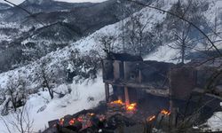 Karabük'te 2 katlı ahşap ev yandı