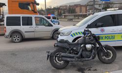 Karabük'te hafif ticari araçla çarpışan motosikletteki 2 kişi yaralandı