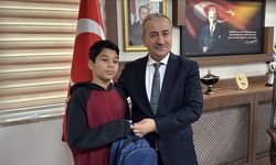 Karabük'te okula giderken kar yağışı altında saygı duruşunda bulunan öğrenci ödüllendirildi