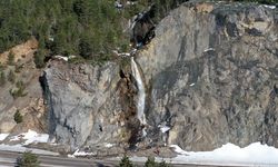 Kastamonu'da karların erimesiyle oluşan 'kar şelalesi' görsel şölen sunuyor