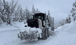Kastamonu'da köy yolları zorlu mücadele sonucunda ulaşıma açık tutuluyor