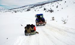 Köyde yaşayan gençler 'lastikten kızak' ile karda eğlenmenin yolunu buldu