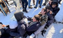 Ordu'da yaklaşık 100 kişinin tek sıra halinde karda kayması renkli görüntüler oluşturdu
