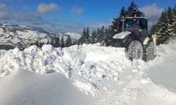 Samsun'da belediye ekiplerinin karla mücadelede zorlu mesaisi sürüyor