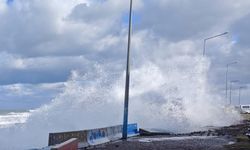 Samsun'da dalgalar sahil şeridine zarar verdi